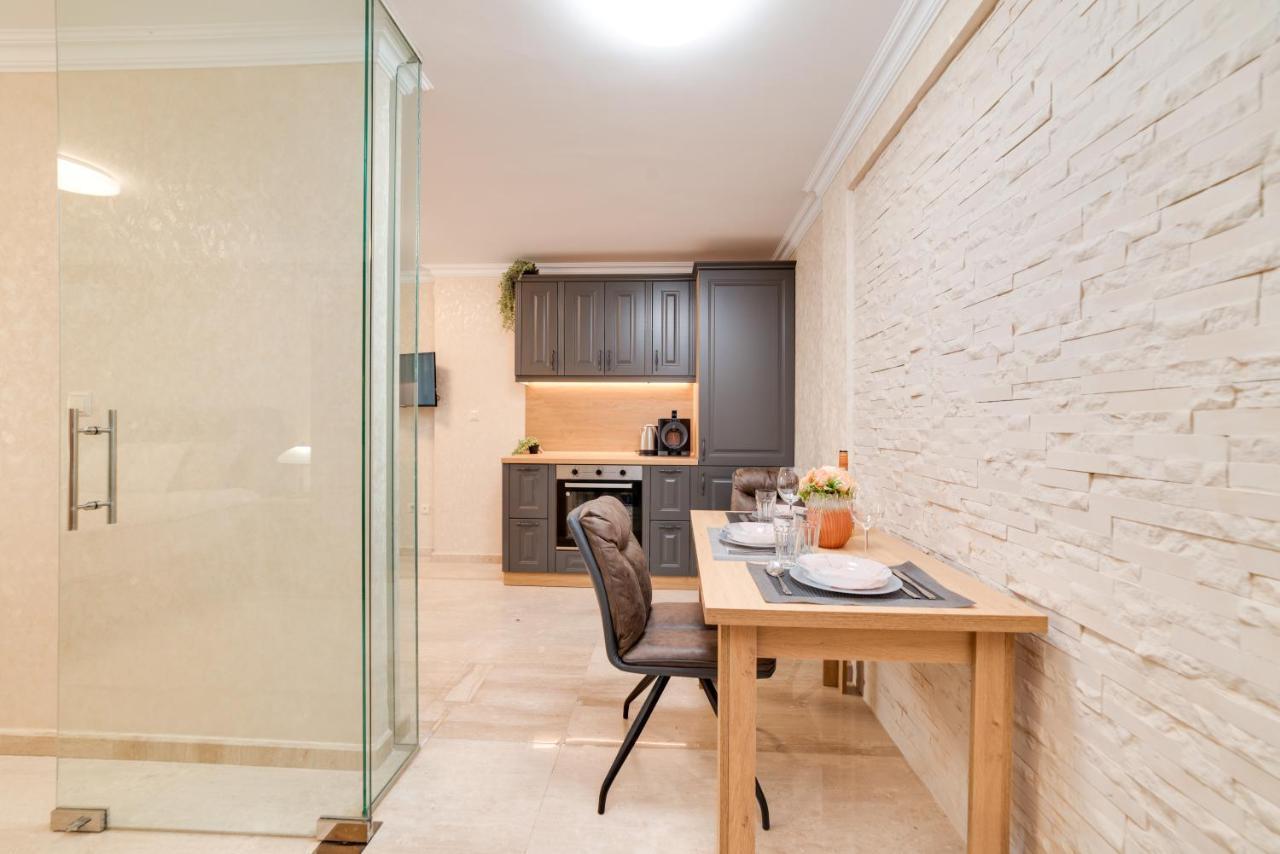 Deluxe And Central Garden Apartment ヴァルナ エクステリア 写真
